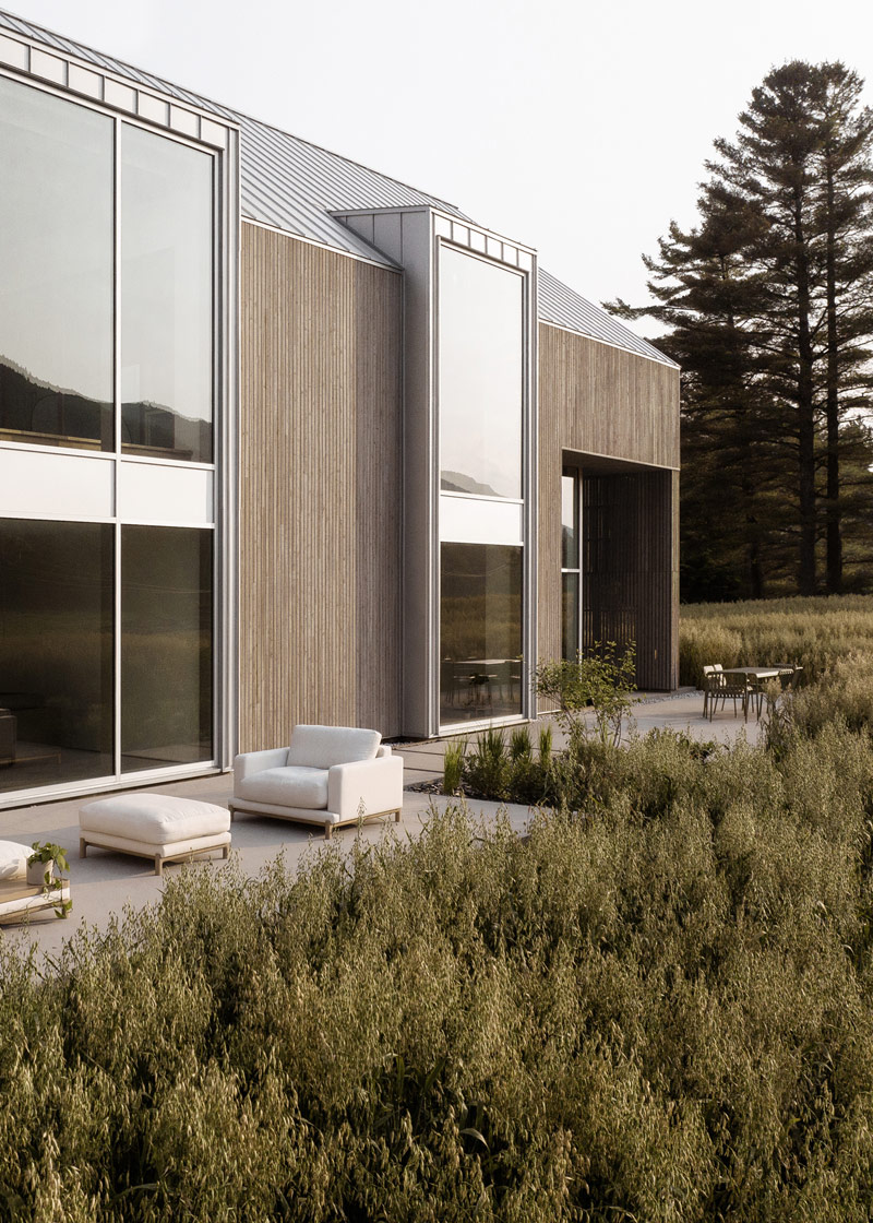 Minimalistyczny biurowiec inspirowany architekturą wiejską