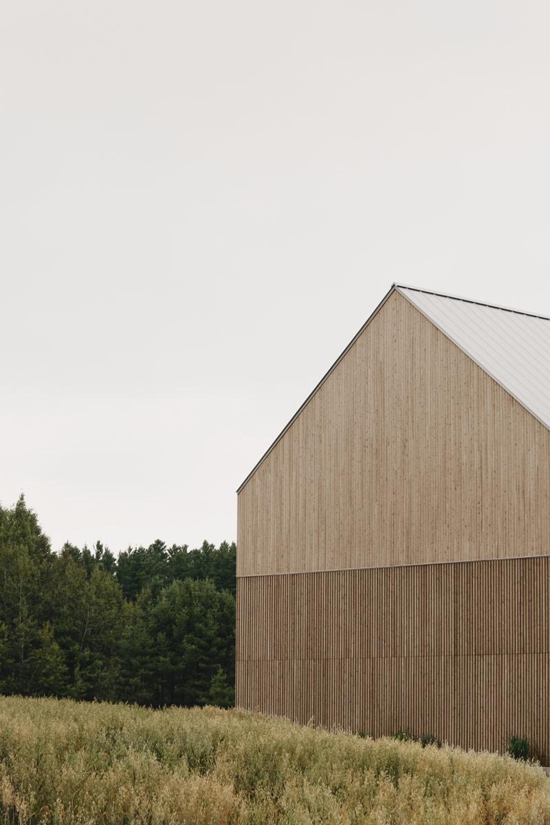 Minimalistyczny biurowiec inspirowany architekturą wiejską