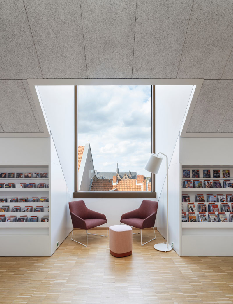 Przebudowa Ratusza i Biblioteka Miejska w Br&uuml;hl