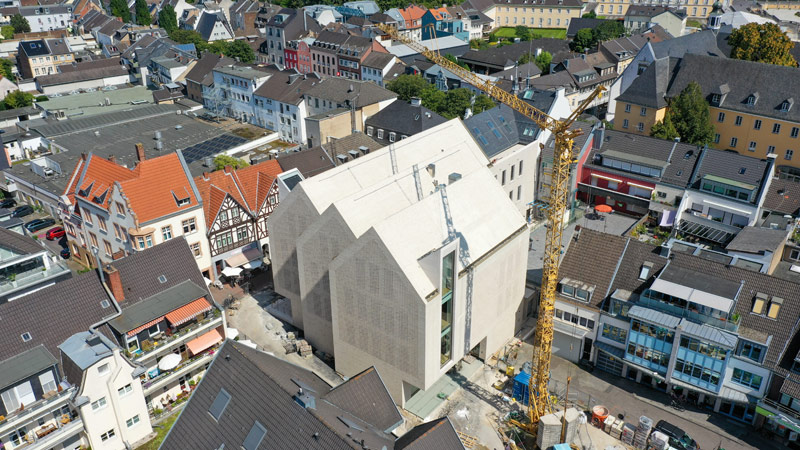 Przebudowa Ratusza i Biblioteka Miejska w Br&uuml;hl