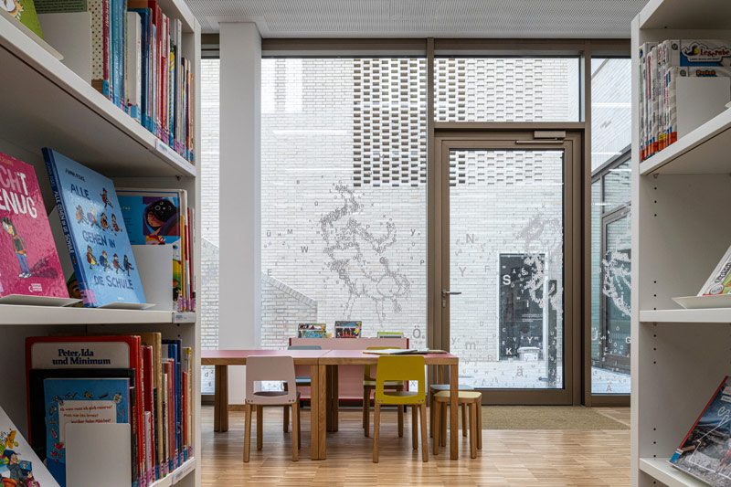 Przebudowa Ratusza i Biblioteka Miejska w Br&uuml;hl