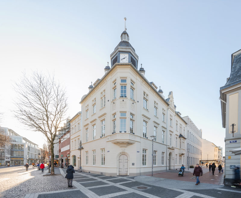 Przebudowa Ratusza i Biblioteka Miejska w Br&uuml;hl