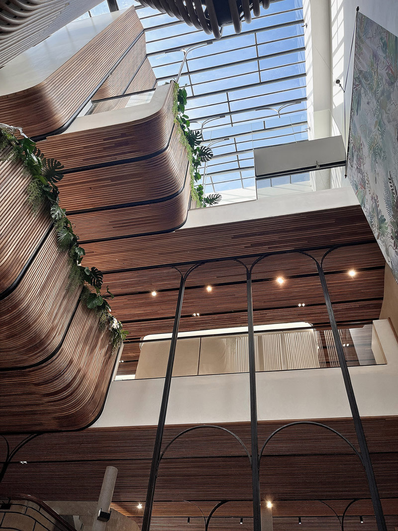 Hostel w Tajlandii łączący lokalne rzemiosło z organicznymi formami