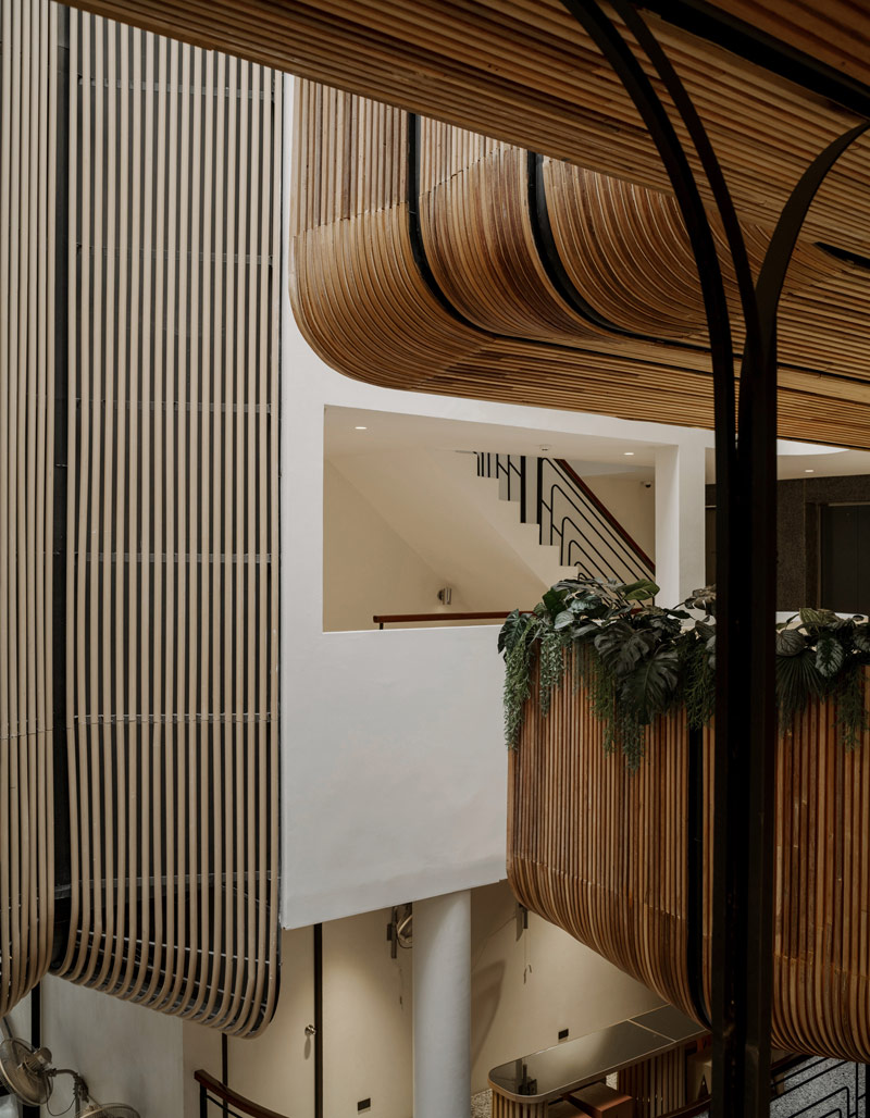 Hostel w Tajlandii łączący lokalne rzemiosło z organicznymi formami