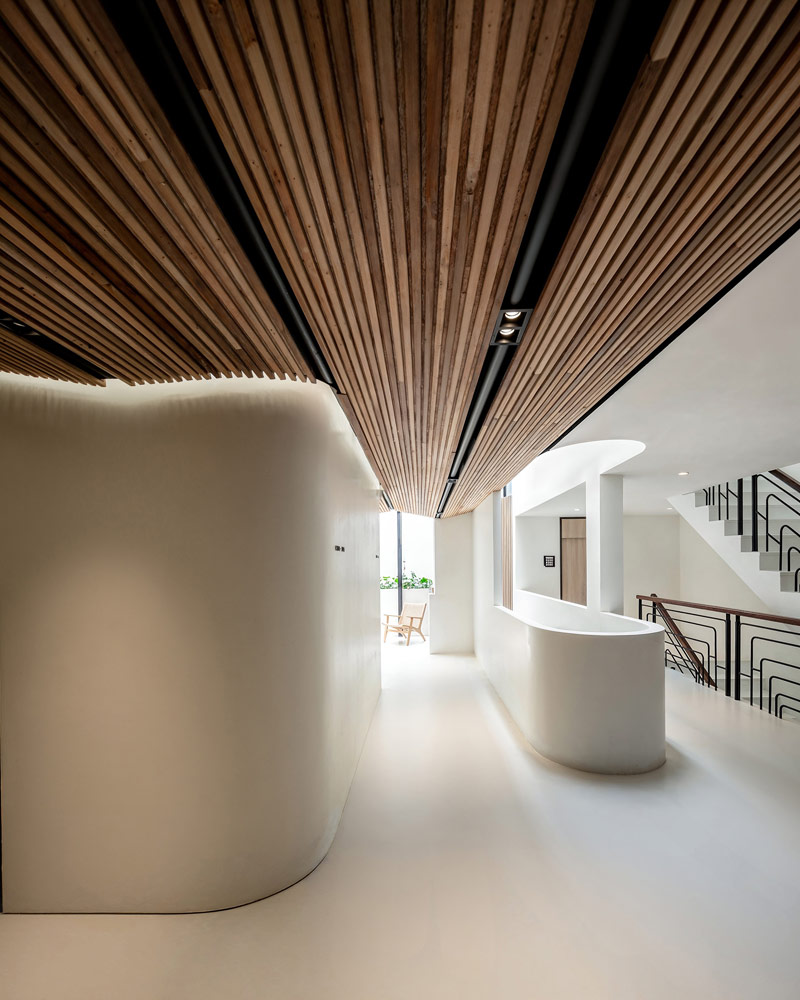 Hostel w Tajlandii łączący lokalne rzemiosło z organicznymi formami