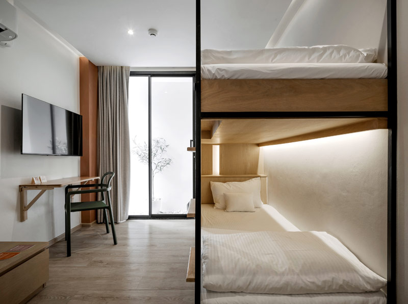 Hostel w Tajlandii łączący lokalne rzemiosło z organicznymi formami