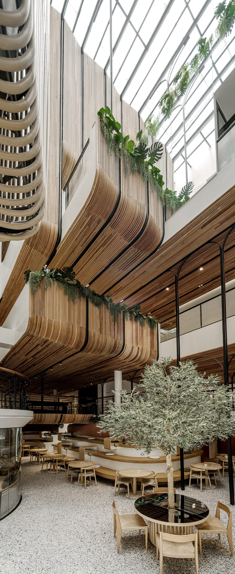 Hostel w Tajlandii łączący lokalne rzemiosło z organicznymi formami