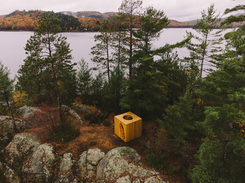 Minimalistyczny box na skalistym cyplu kanadyjskiej wyspy