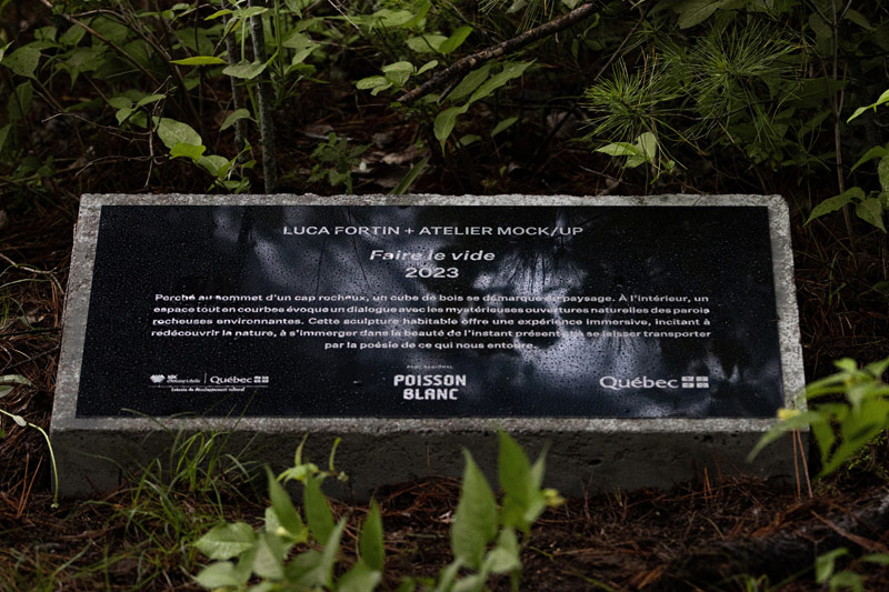 Minimalistyczny box na skalistym cyplu kanadyjskiej wyspy