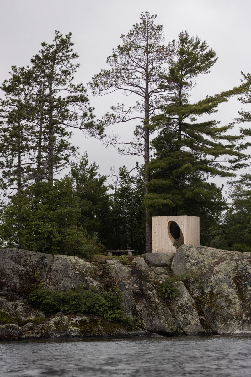 Minimalistyczny box na skalistym cyplu kanadyjskiej wyspy