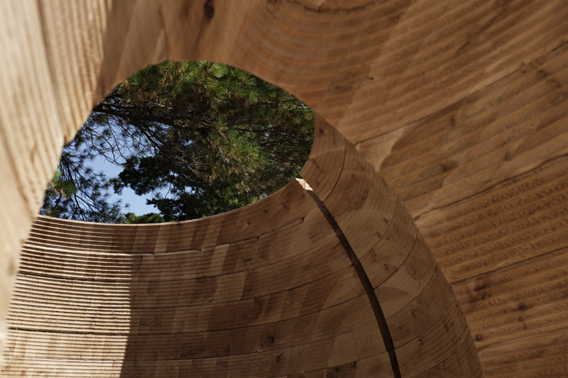 Minimalistyczny box na skalistym cyplu kanadyjskiej wyspy