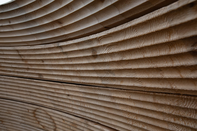 Minimalistyczny box na skalistym cyplu kanadyjskiej wyspy