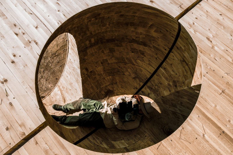 Minimalistyczny box na skalistym cyplu kanadyjskiej wyspy