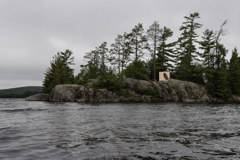 Minimalistyczny box na skalistym cyplu kanadyjskiej wyspy