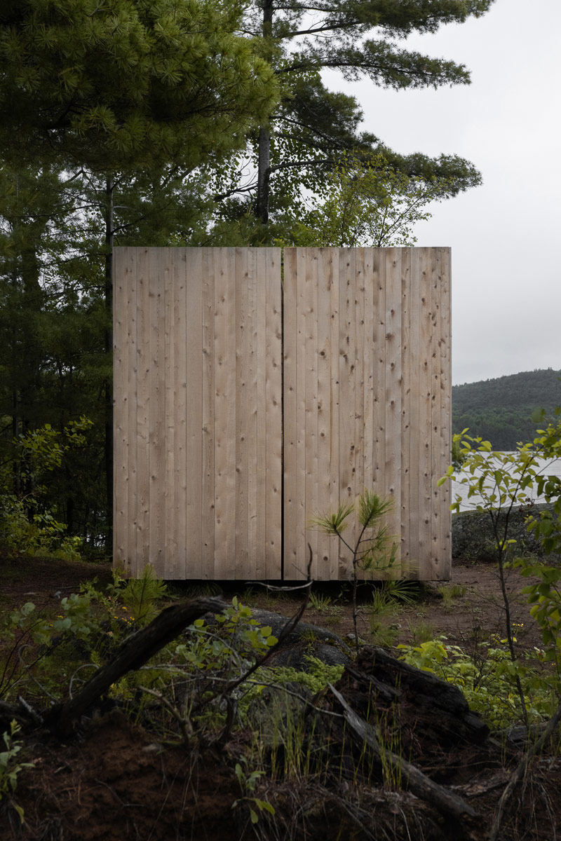 Minimalistyczny box na skalistym cyplu kanadyjskiej wyspy