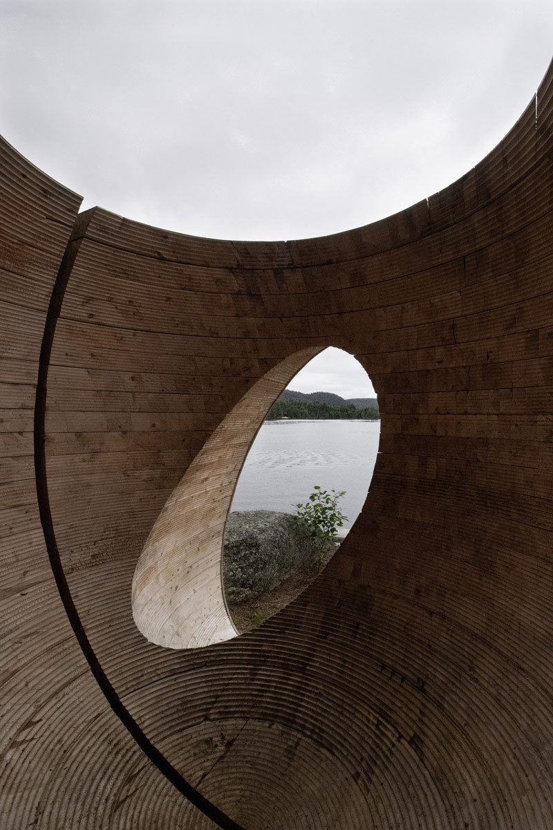 Minimalistyczny box na skalistym cyplu kanadyjskiej wyspy