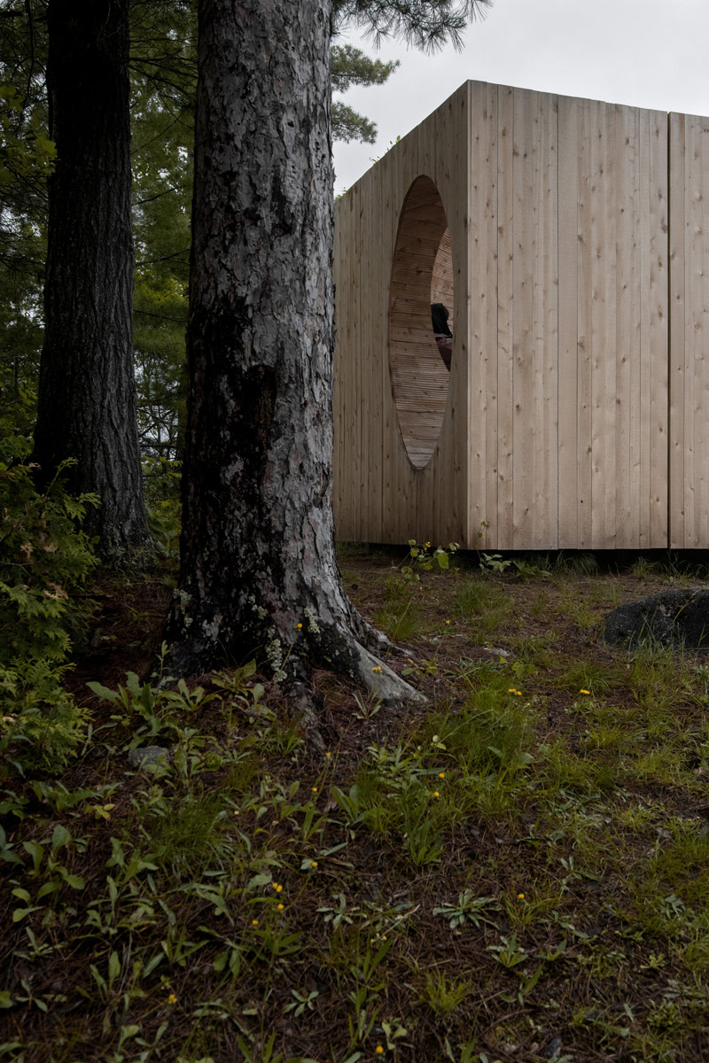 Minimalistyczny box na skalistym cyplu kanadyjskiej wyspy