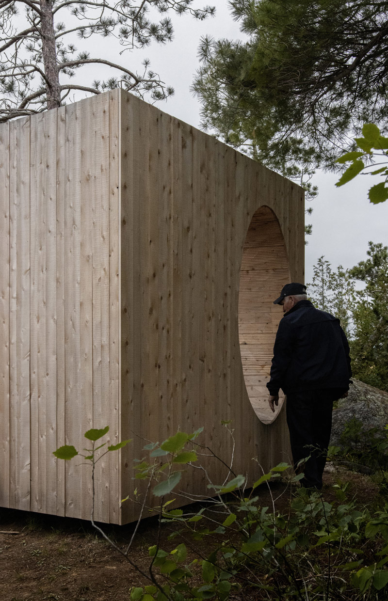 Minimalistyczny box na skalistym cyplu kanadyjskiej wyspy