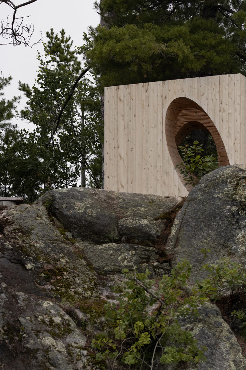 Minimalistyczny box na skalistym cyplu kanadyjskiej wyspy