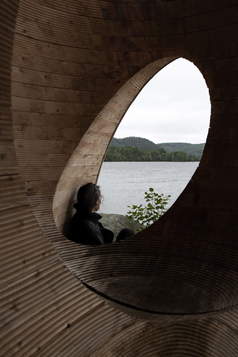 Minimalistyczny box na skalistym cyplu kanadyjskiej wyspy