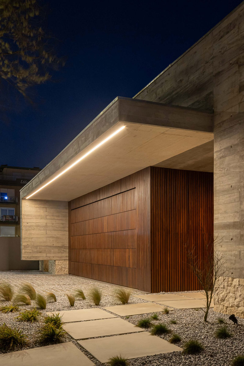 Betonowy dom z ciepłym i pomysłowym wnętrzem