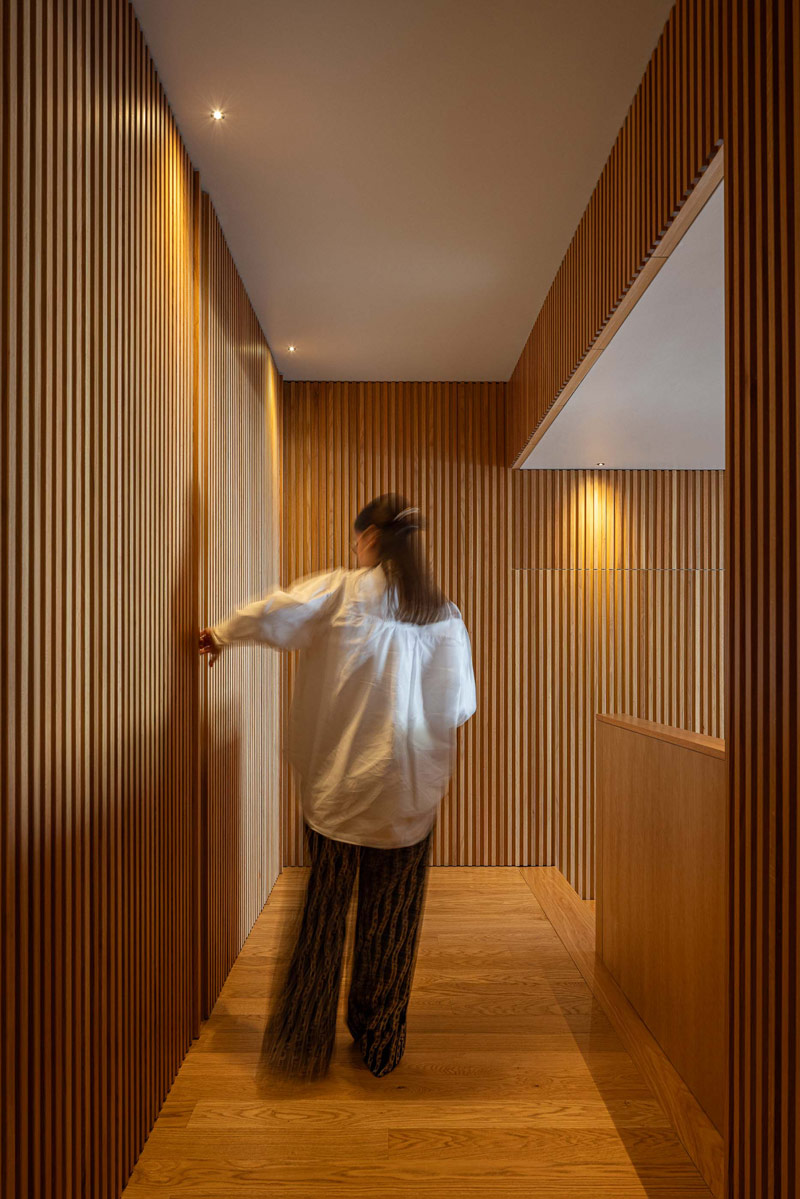 Betonowy dom z ciepłym i pomysłowym wnętrzem