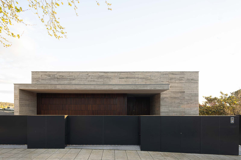 Betonowy dom z ciepłym i pomysłowym wnętrzem