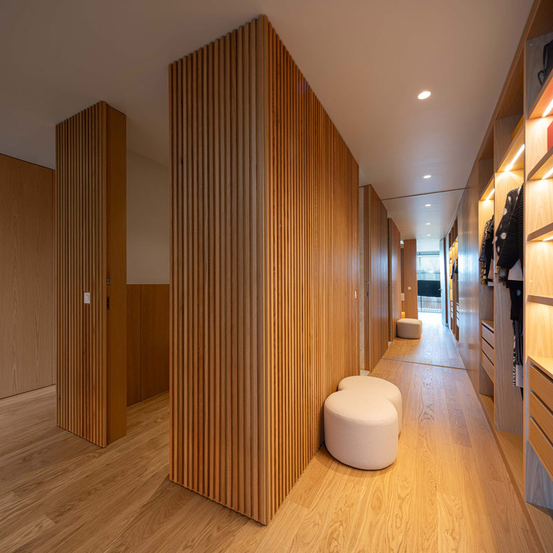 Betonowy dom z ciepłym i pomysłowym wnętrzem