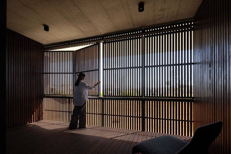 Betonowy dom z ciepłym i pomysłowym wnętrzem