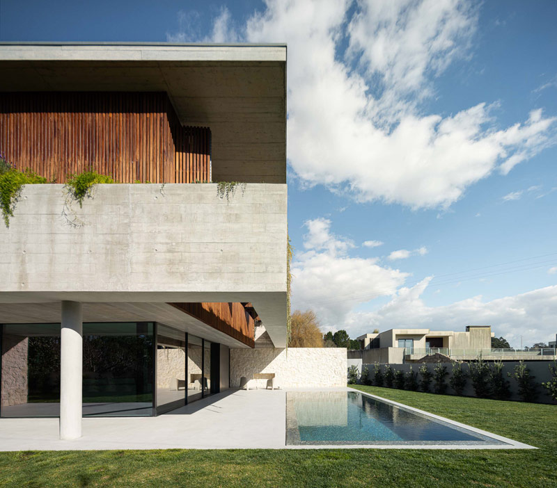 Betonowy dom z ciepłym i pomysłowym wnętrzem