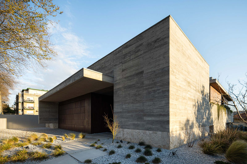 Betonowy dom z ciepłym i pomysłowym wnętrzem