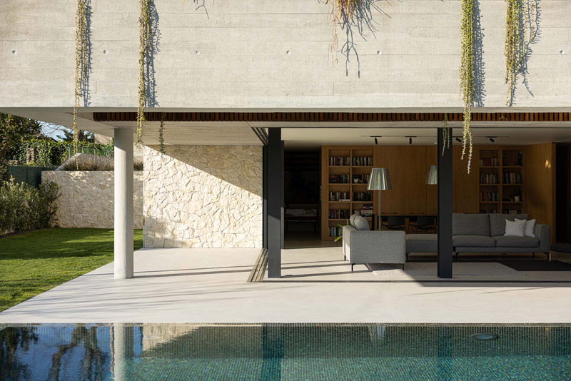 Betonowy dom z ciepłym i pomysłowym wnętrzem