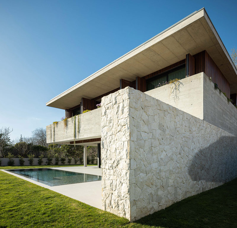 Betonowy dom z ciepłym i pomysłowym wnętrzem