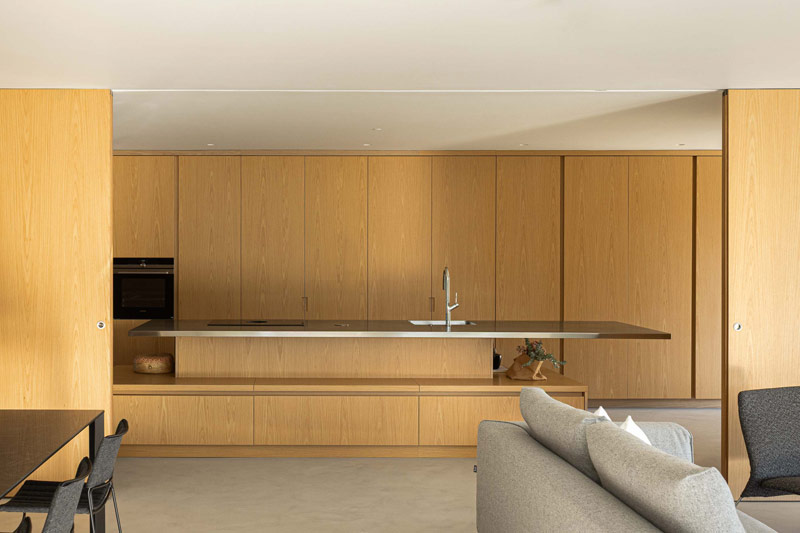 Betonowy dom z ciepłym i pomysłowym wnętrzem