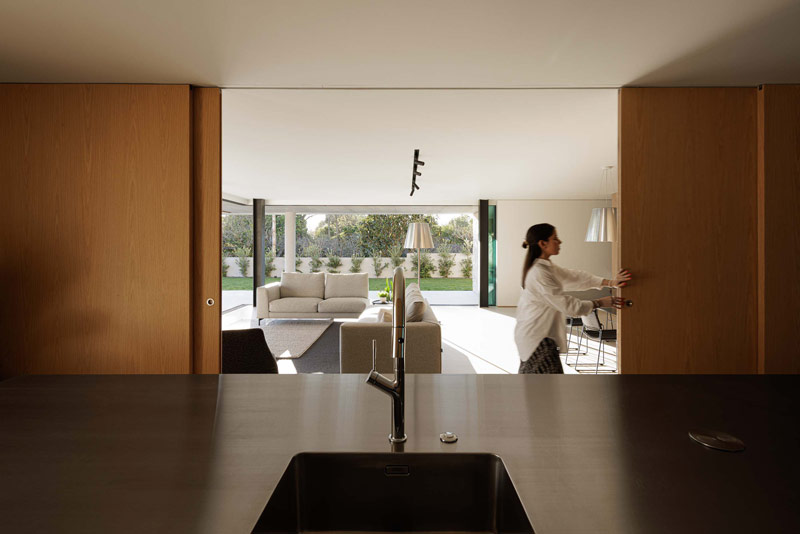 Betonowy dom z ciepłym i pomysłowym wnętrzem