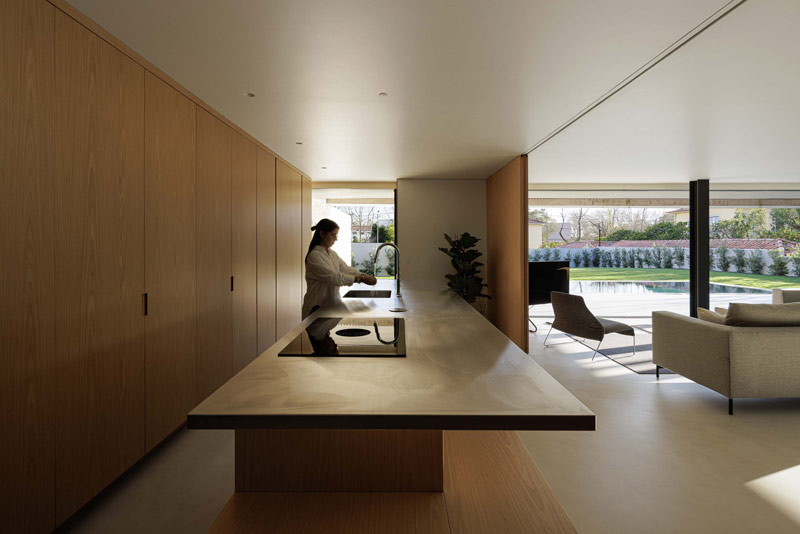 Betonowy dom z ciepłym i pomysłowym wnętrzem