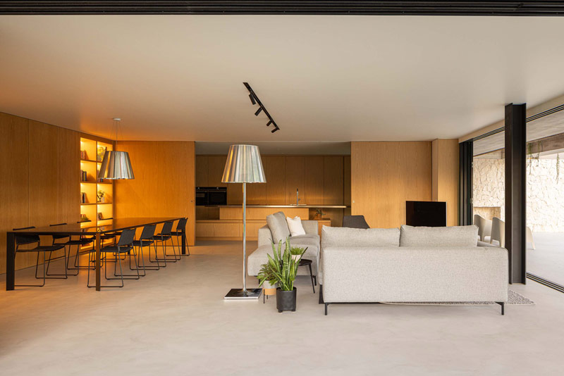 Betonowy dom z ciepłym i pomysłowym wnętrzem