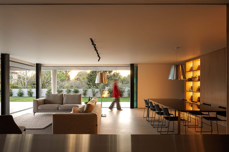 Betonowy dom z ciepłym i pomysłowym wnętrzem