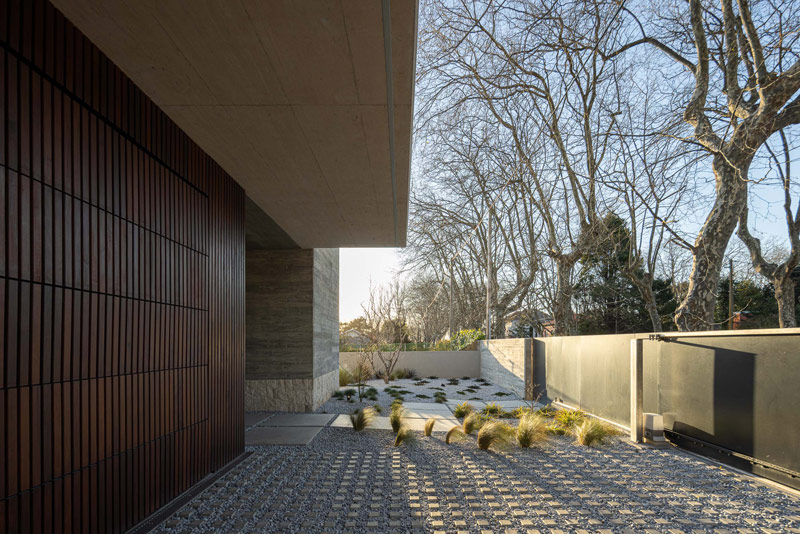 Betonowy dom z ciepłym i pomysłowym wnętrzem