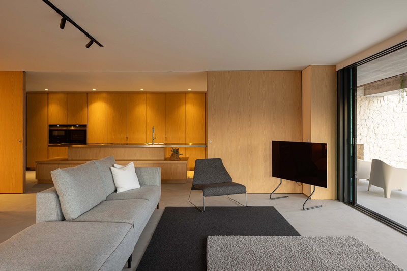 Betonowy dom z ciepłym i pomysłowym wnętrzem