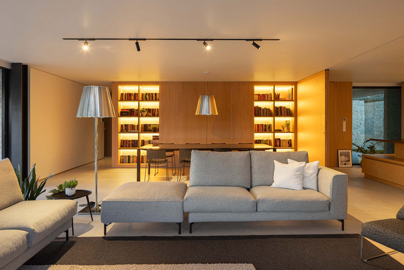 Betonowy dom z ciepłym i pomysłowym wnętrzem