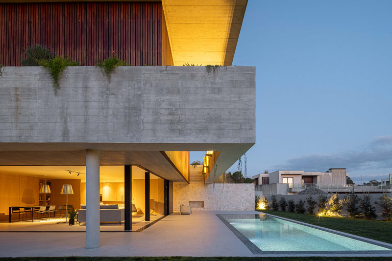 Betonowy dom z ciepłym i pomysłowym wnętrzem