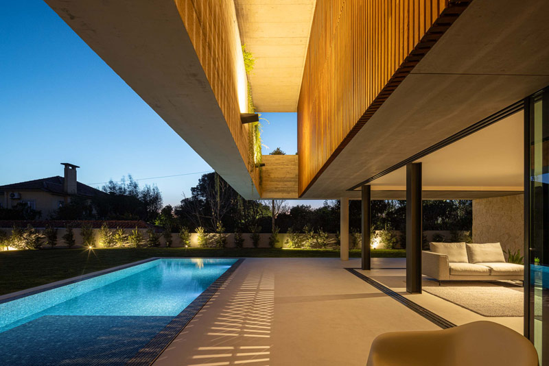 Betonowy dom z ciepłym i pomysłowym wnętrzem