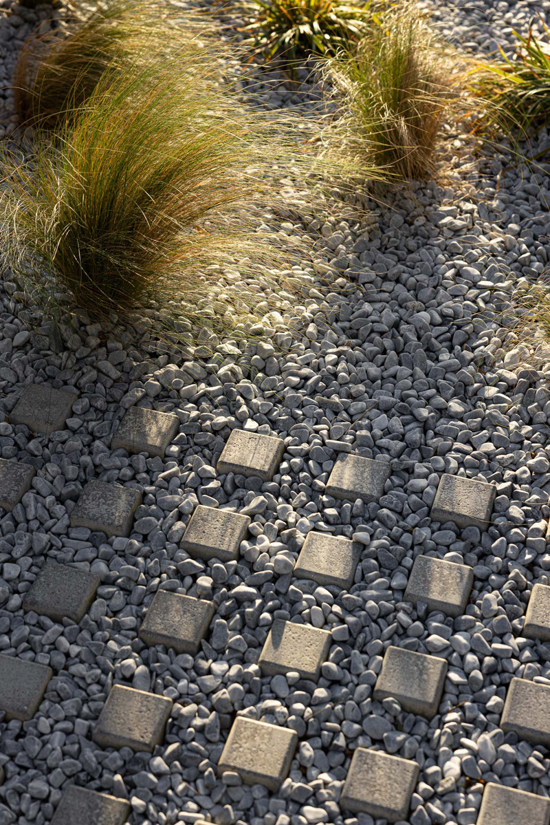 Betonowy dom z ciepłym i pomysłowym wnętrzem