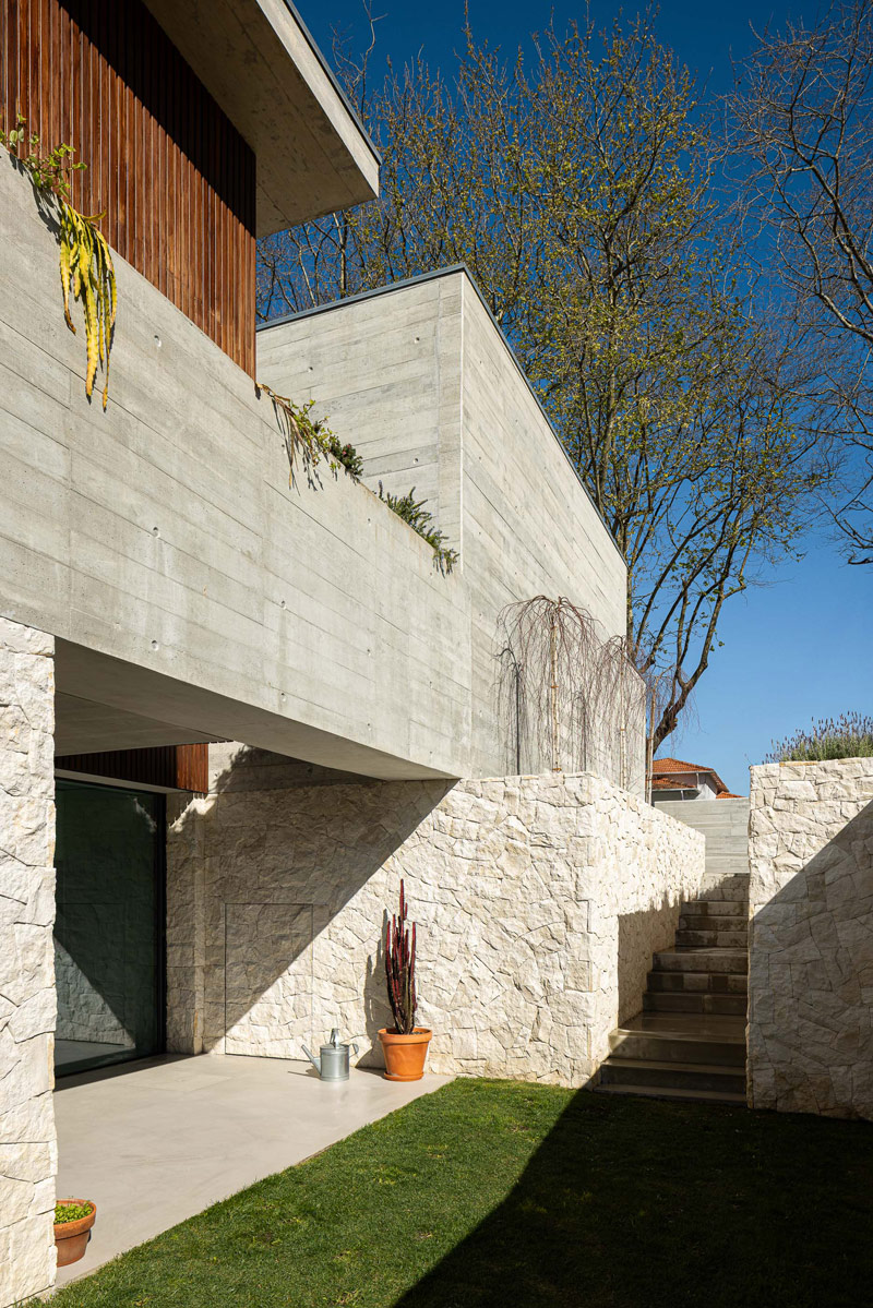 Betonowy dom z ciepłym i pomysłowym wnętrzem