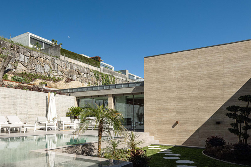 Architektura w dialogu z otoczeniem – prosty i wyrazisty dom w Portugalii