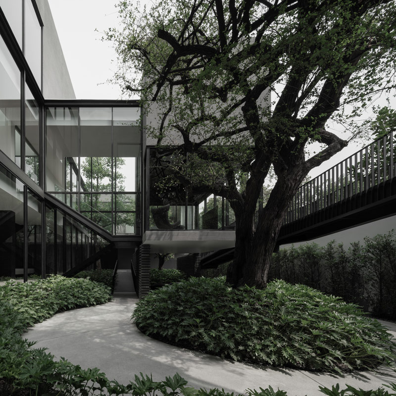 Oryginalny dom z torem biegowym oplatającym część mieszkalną