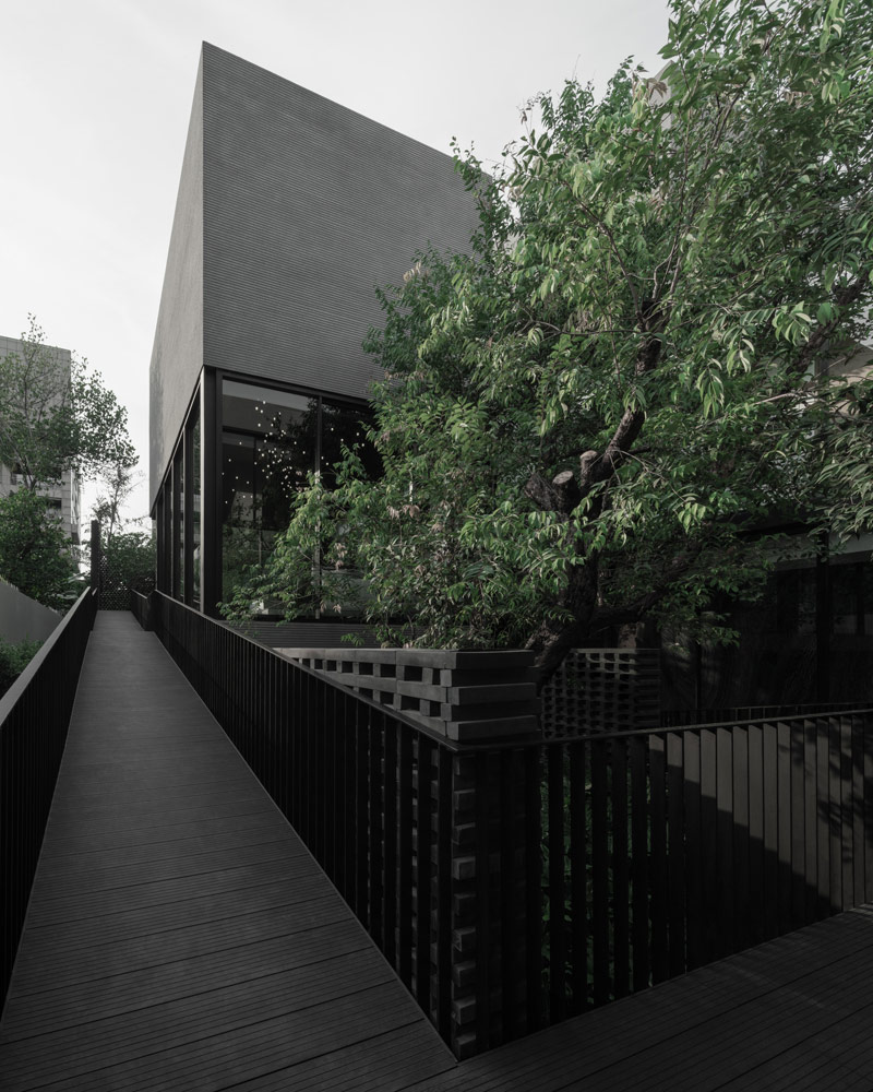 Oryginalny dom z torem biegowym oplatającym część mieszkalną