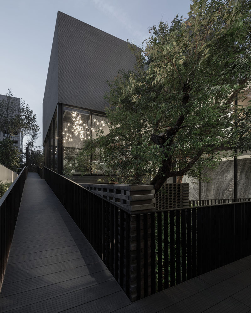 Oryginalny dom z torem biegowym oplatającym część mieszkalną