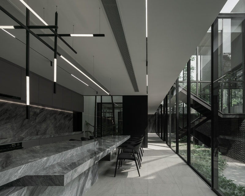 Oryginalny dom z torem biegowym oplatającym część mieszkalną